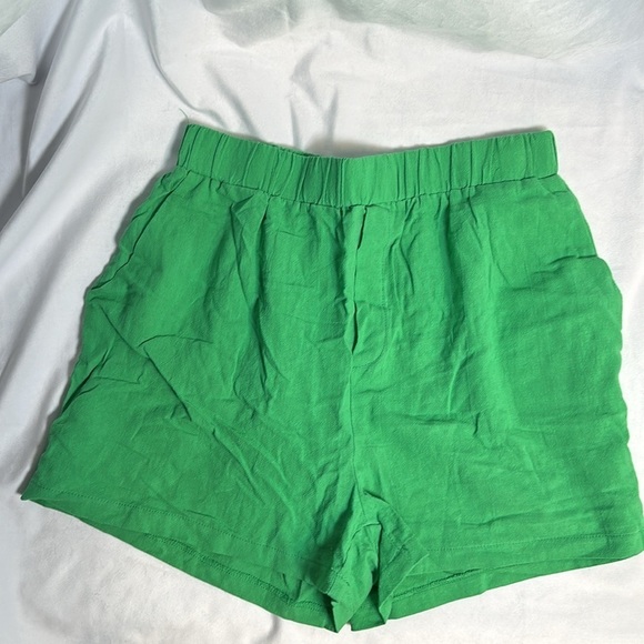CUTE GREEN SHORTS SIZE(L) - Picture 1 of 5